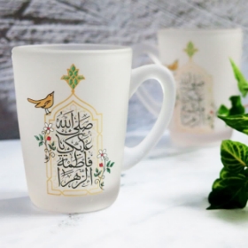 صورة كوب زجاجي طويل غير لامع (مطفي) بمقبض بتصميم صلى الله عليكِ يا فاطمة الزهراء