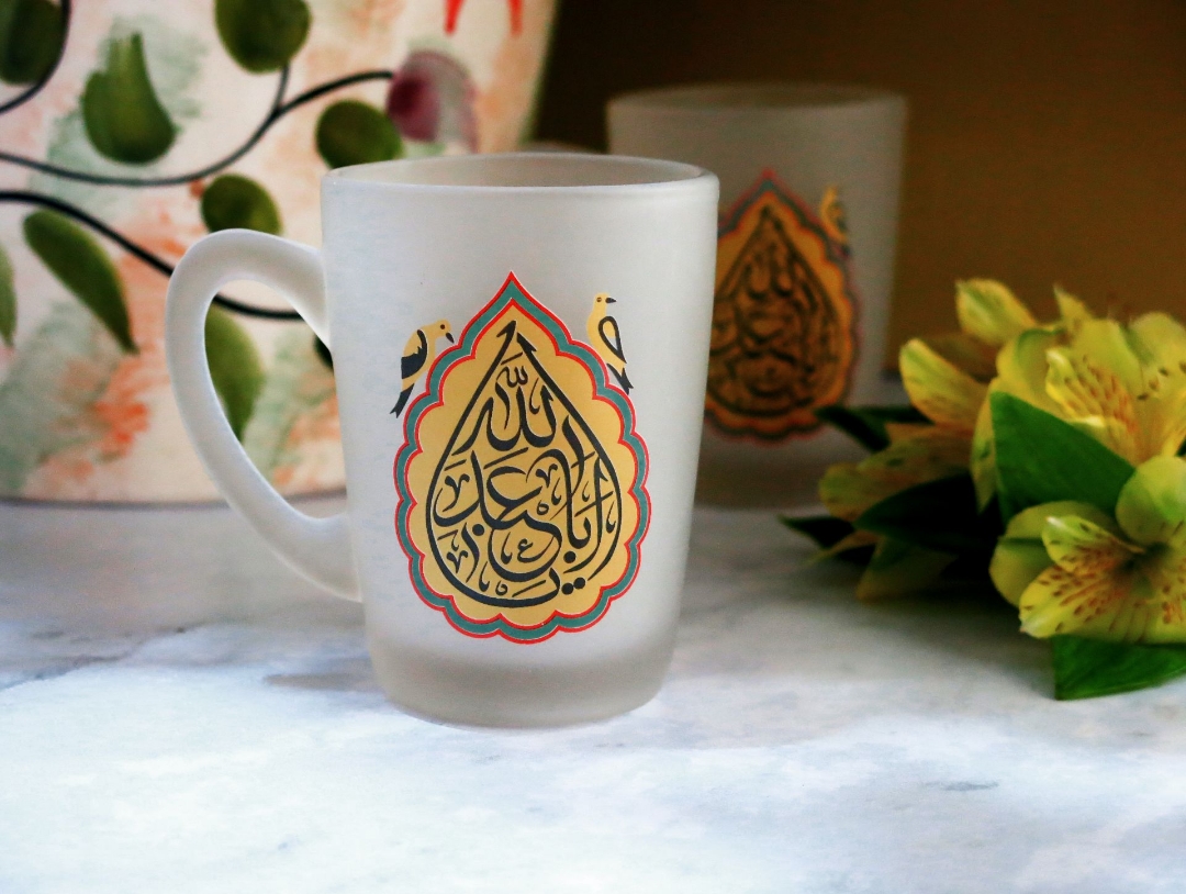 صورة كوب شاي طويل بمقبض غير لامع (مطفي) بتصميم يا أبا عبد الله