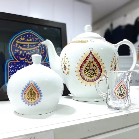 صورة إبريق شاي بورسلان كبير بتصمیم يا أبا عبدالله|سعة 3 لتر