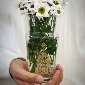 شراء مزهرية زجاجية مزينة بعبارة صلّ الله عليكِ يا فاطمة الزهراء – ارتفاع 16 سم | متجر دیدار
