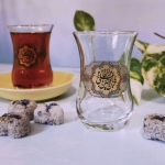 شراء أكواب شاي زجاجیة مزينة بعبارة يا علي بن الحسين السجاد | متجر دیدار الثقافي